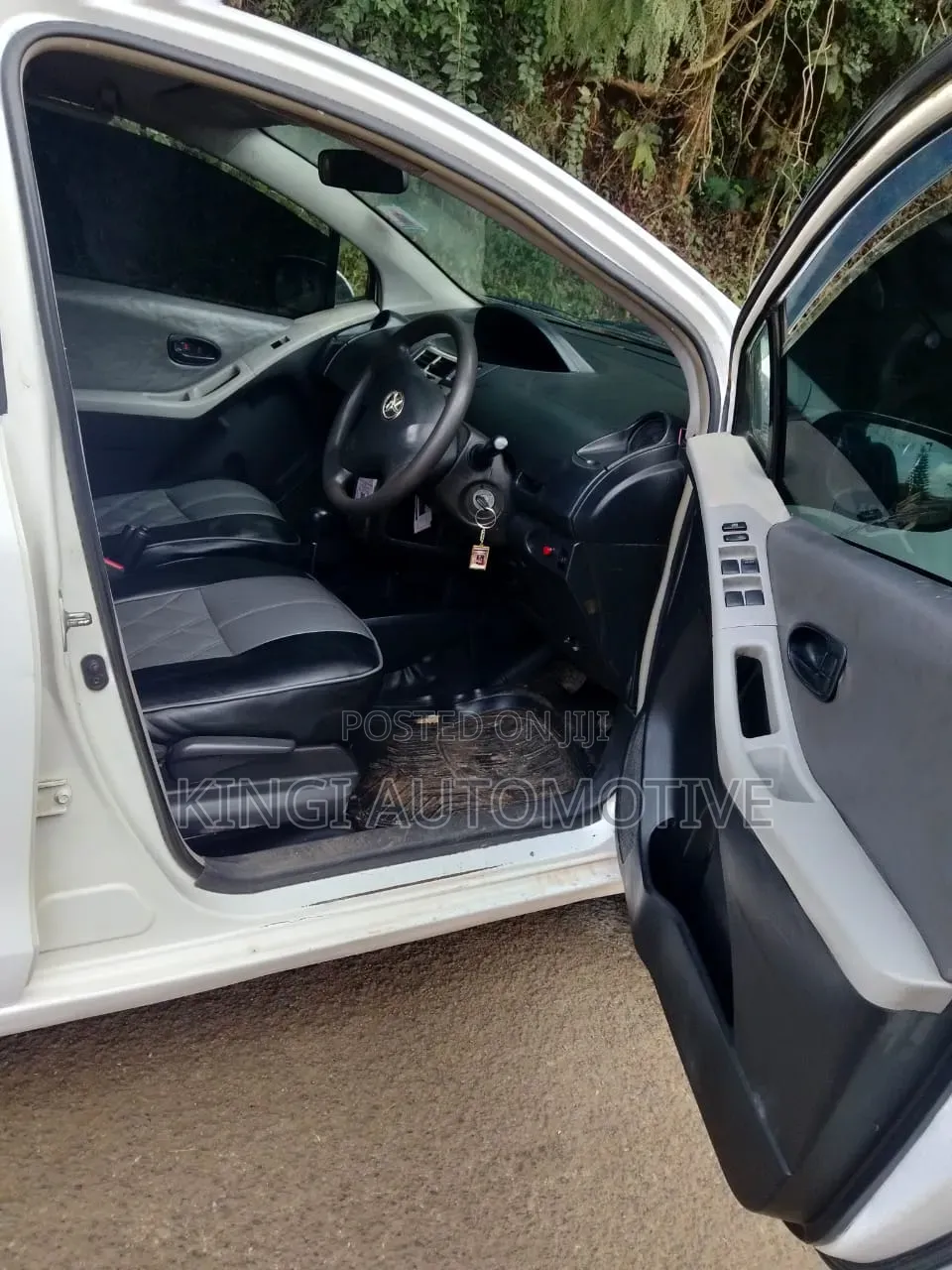 Toyota Vitz 2010 White