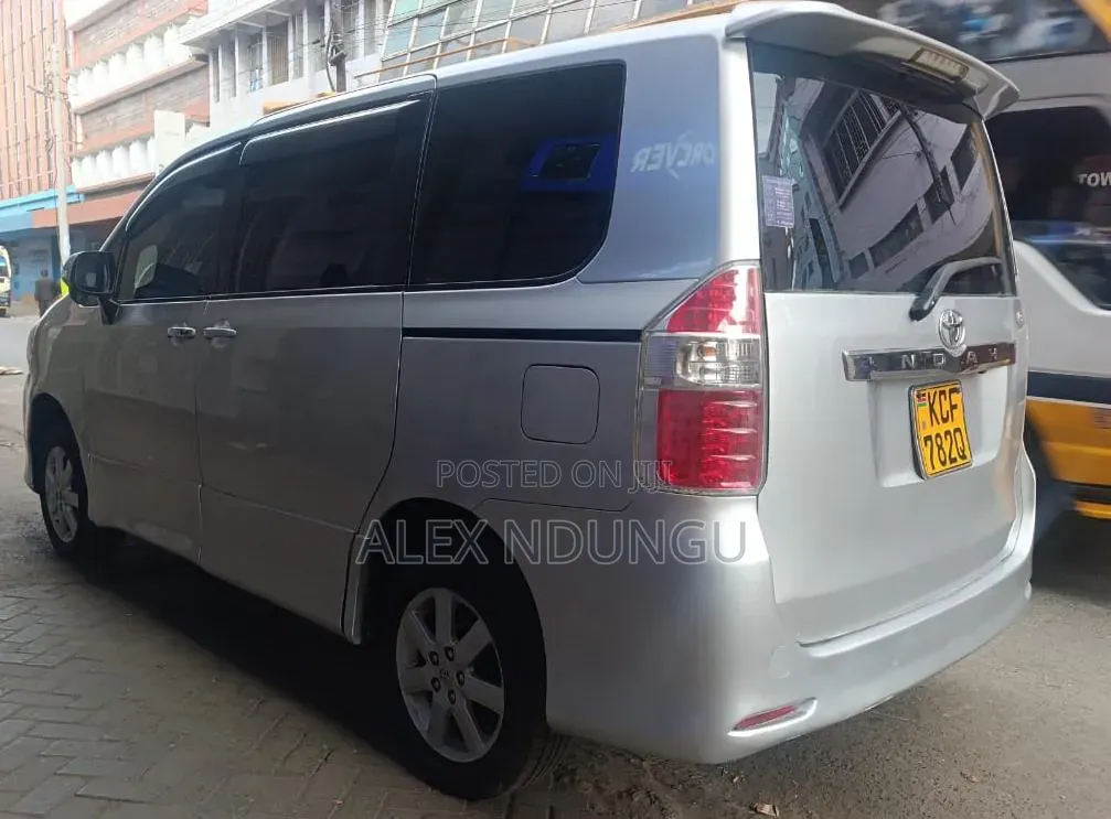 Toyota Noah 2009 Silver