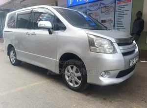 Toyota Noah 2009 Silver