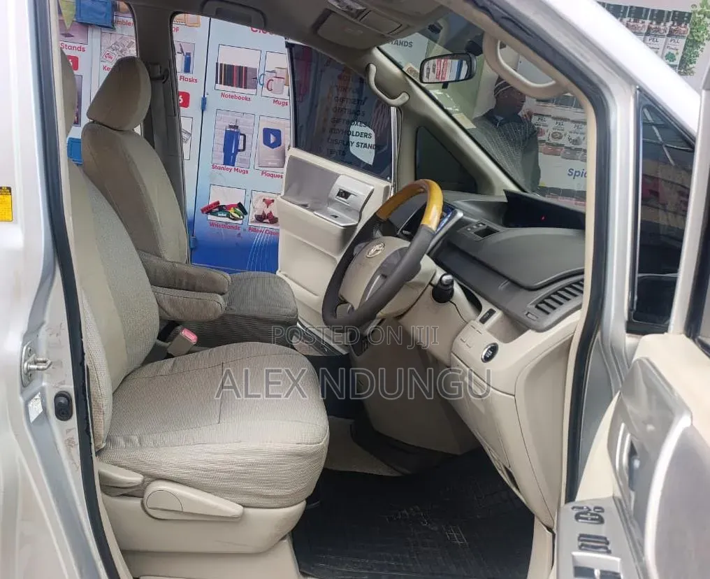 Toyota Noah 2009 Silver