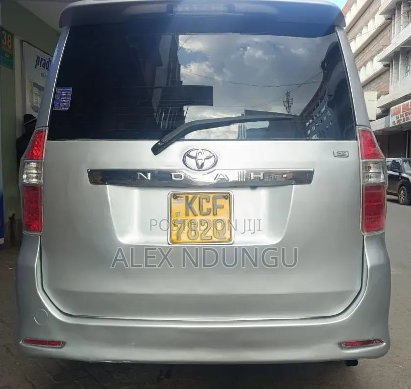 Toyota Noah 2009 Silver