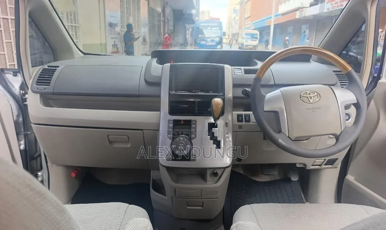 Toyota Noah 2009 Silver