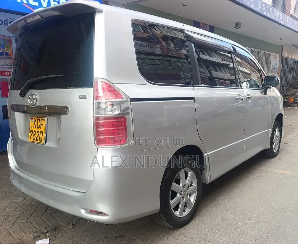 Toyota Noah 2009 Silver