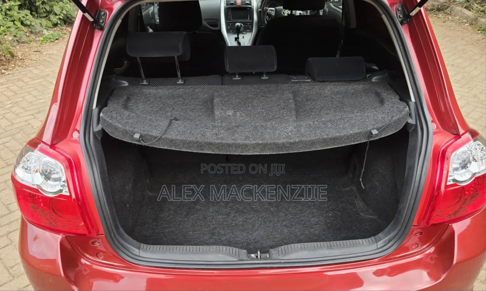 Toyota Auris 2010 Red