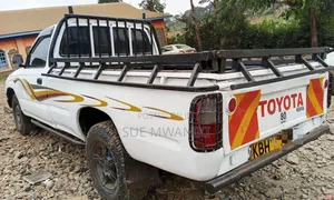 Toyota Hilux 2003 White