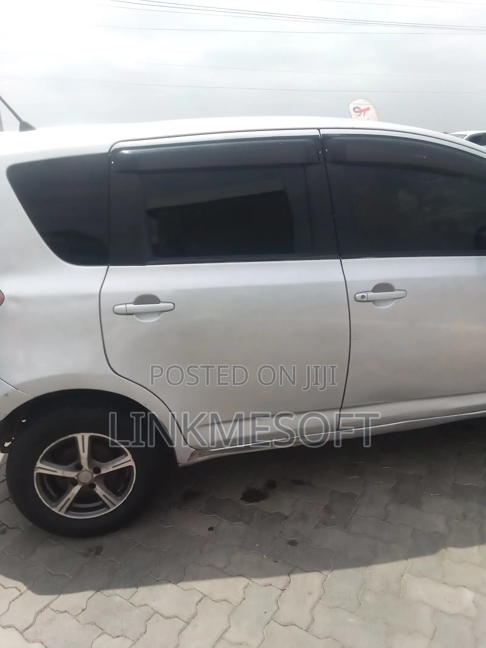 Toyota Ractis 2010 Silver