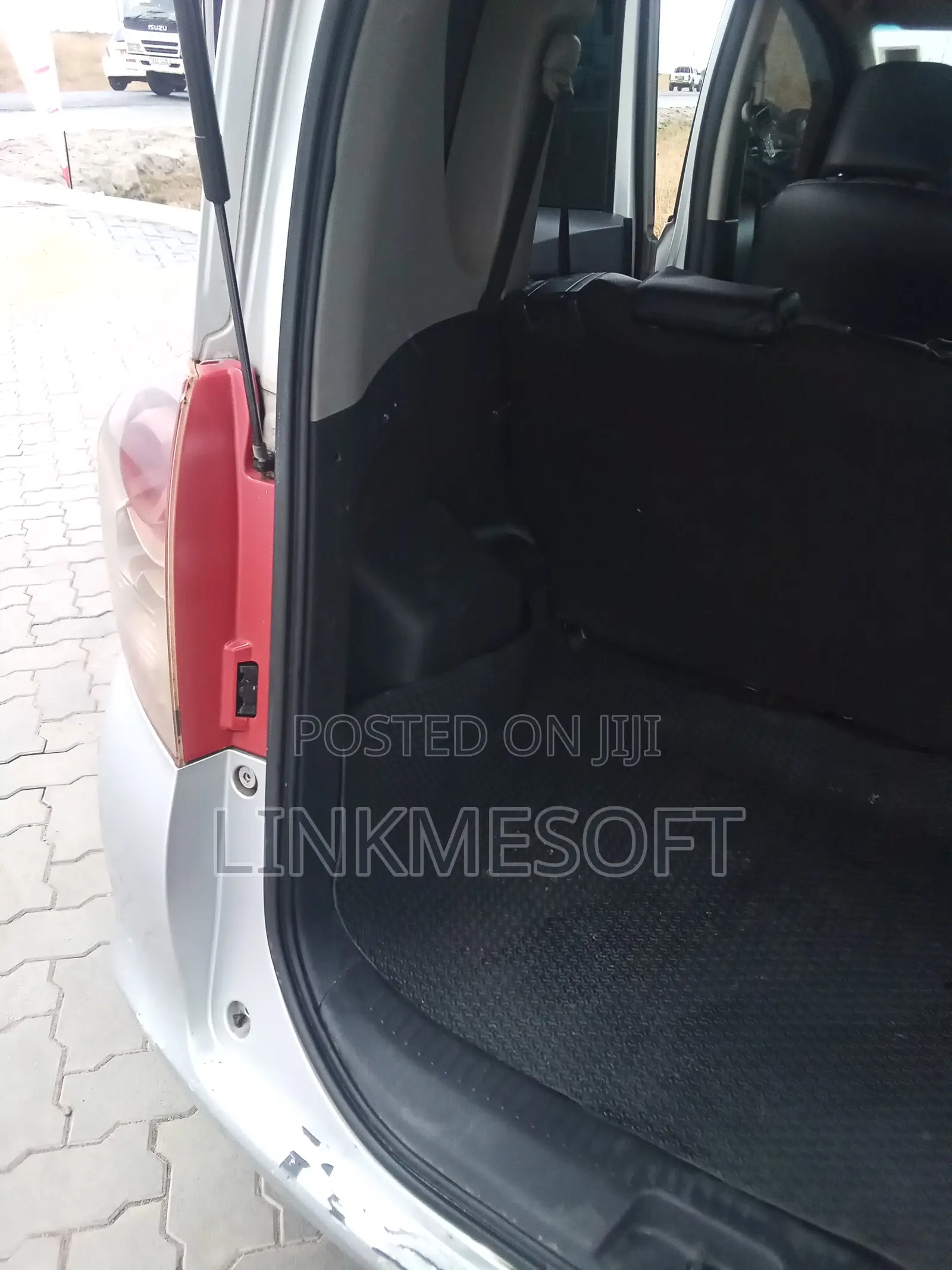 Toyota Ractis 2010 Silver
