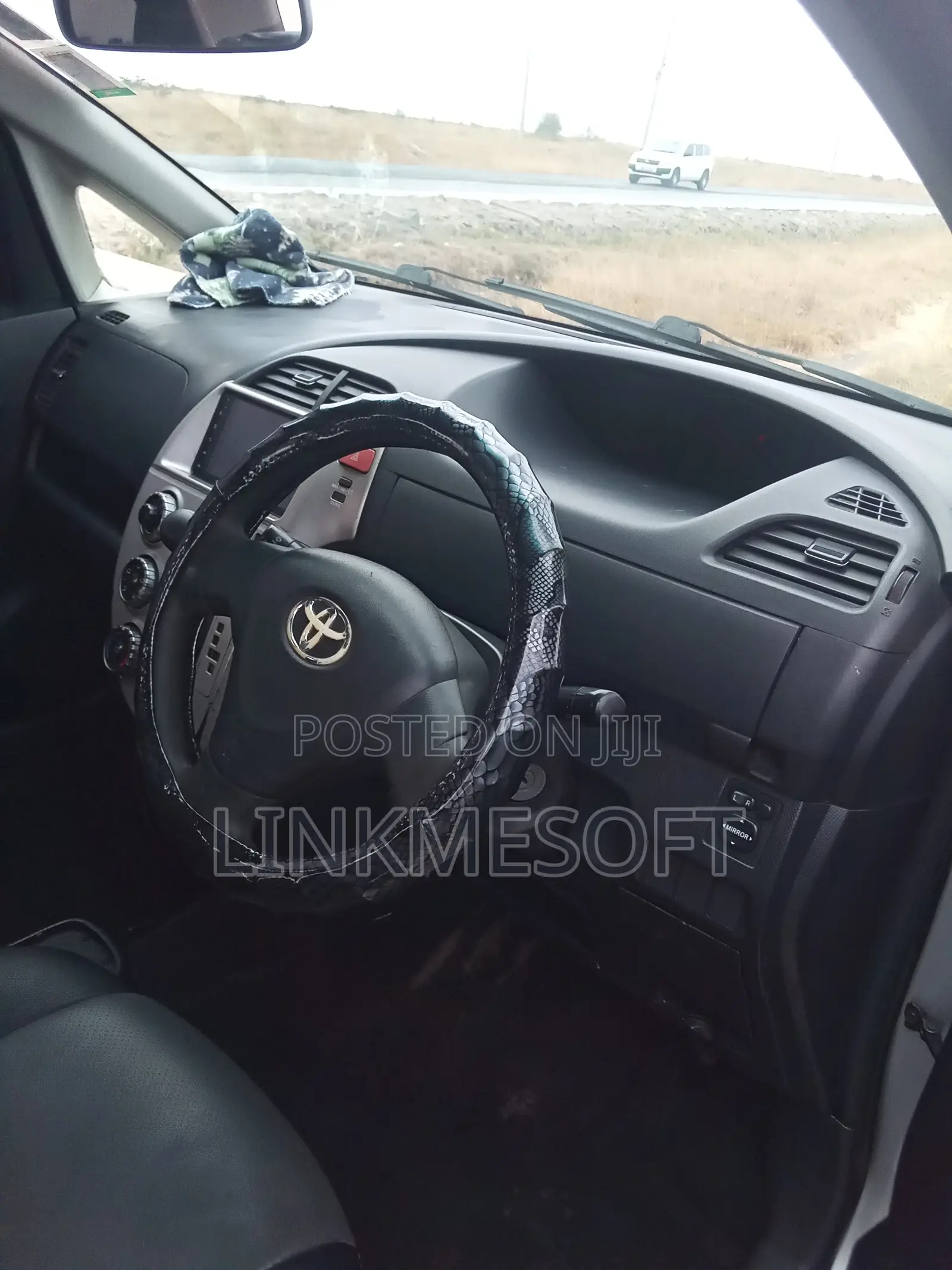Toyota Ractis 2010 Silver