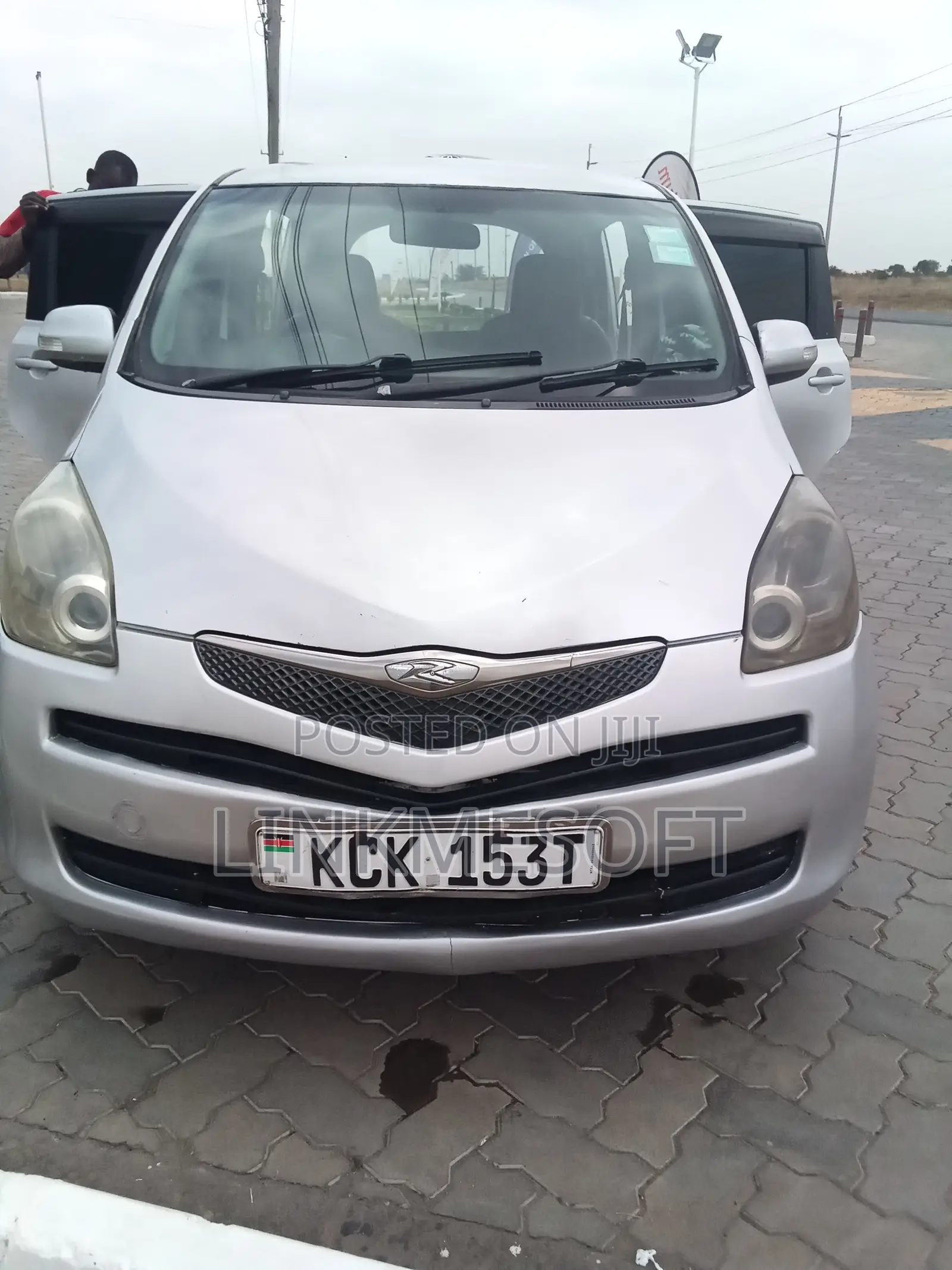 Toyota Ractis 2010 Silver