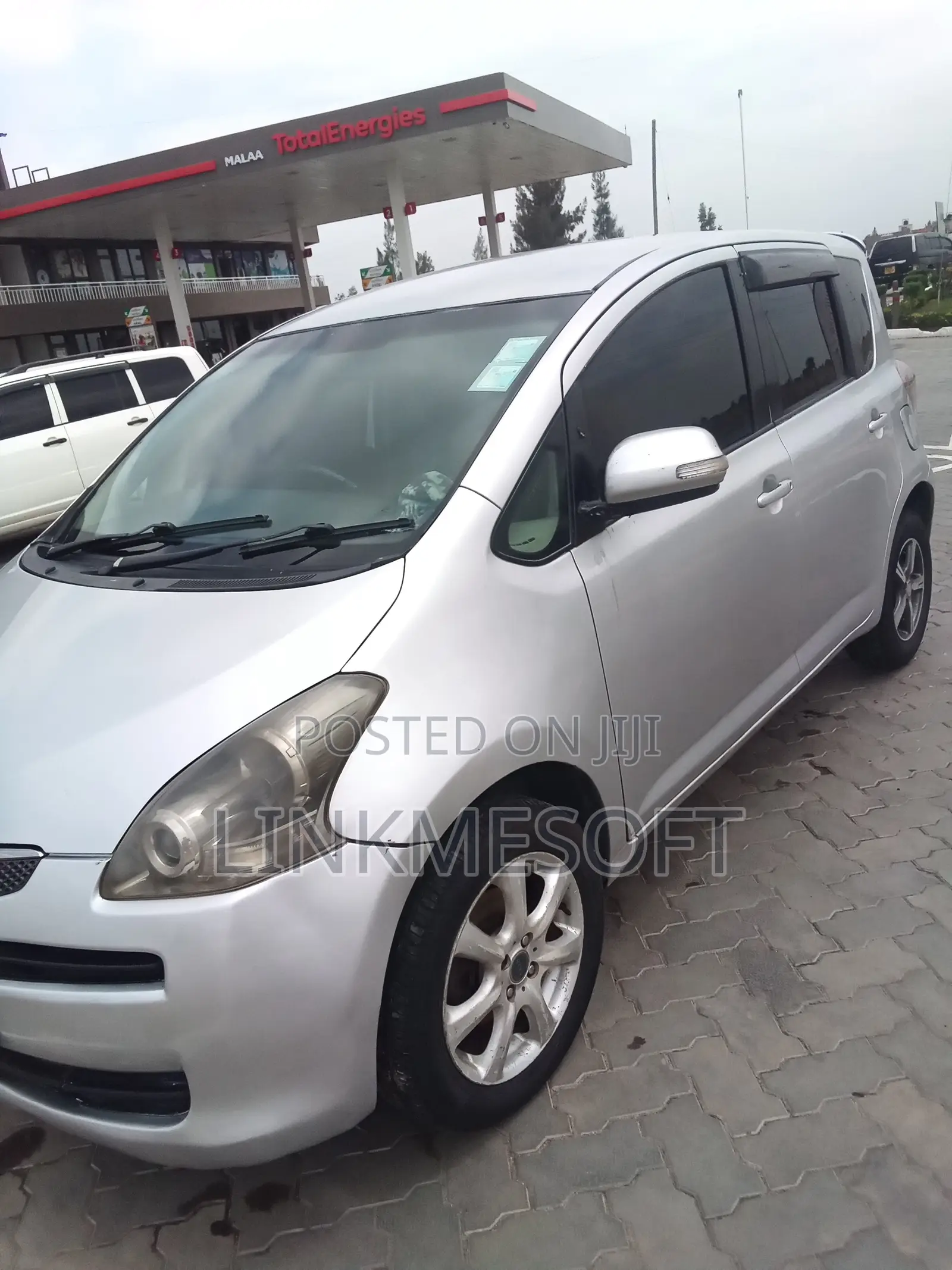 Toyota Ractis 2010 Silver