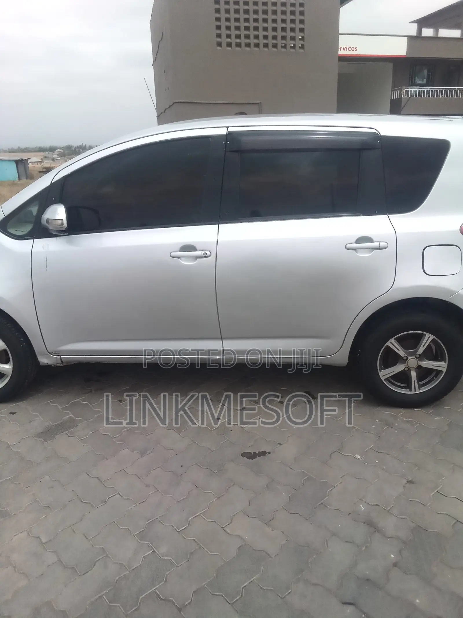 Toyota Ractis 2010 Silver