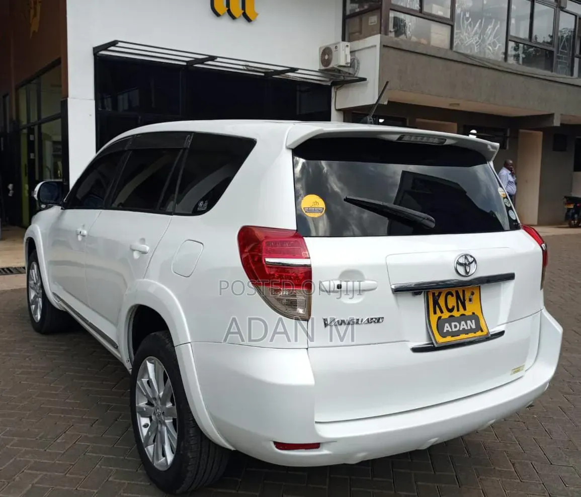 Toyota Vanguard 2010 White