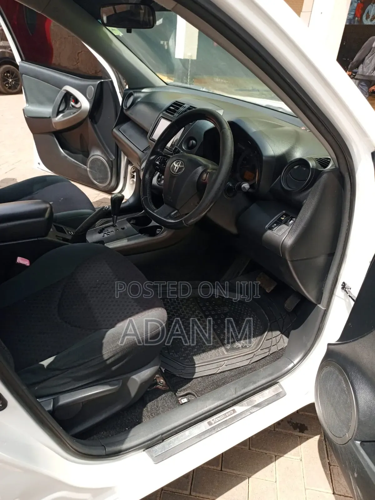 Toyota Vanguard 2010 White