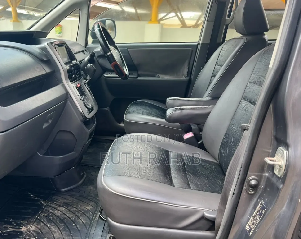 Toyota Noah 2011 Gray