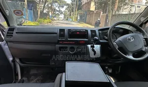 Toyota HiAce 2017 Silver
