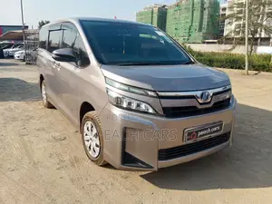Toyota Voxy 2018