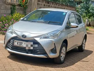 Toyota Vitz 2017 Silver