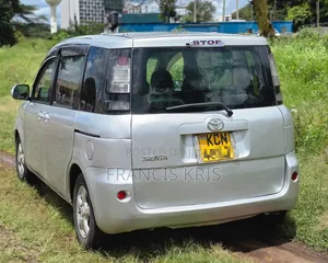 Toyota Sienta 2010 Silver
