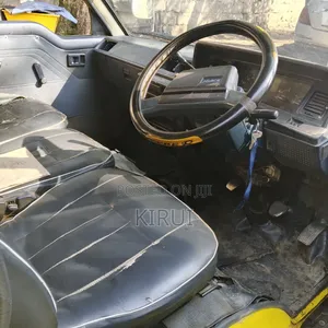 Toyota HiAce 2000 Yellow