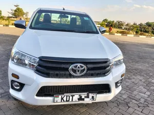 Toyota Hilux 2025 White