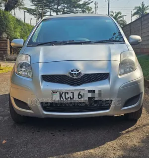 Toyota Vitz 2010 Silver
