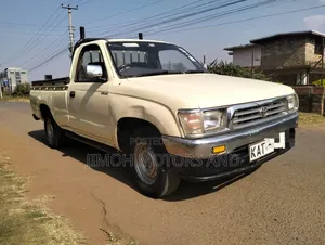 Toyota Hilux 2000 White