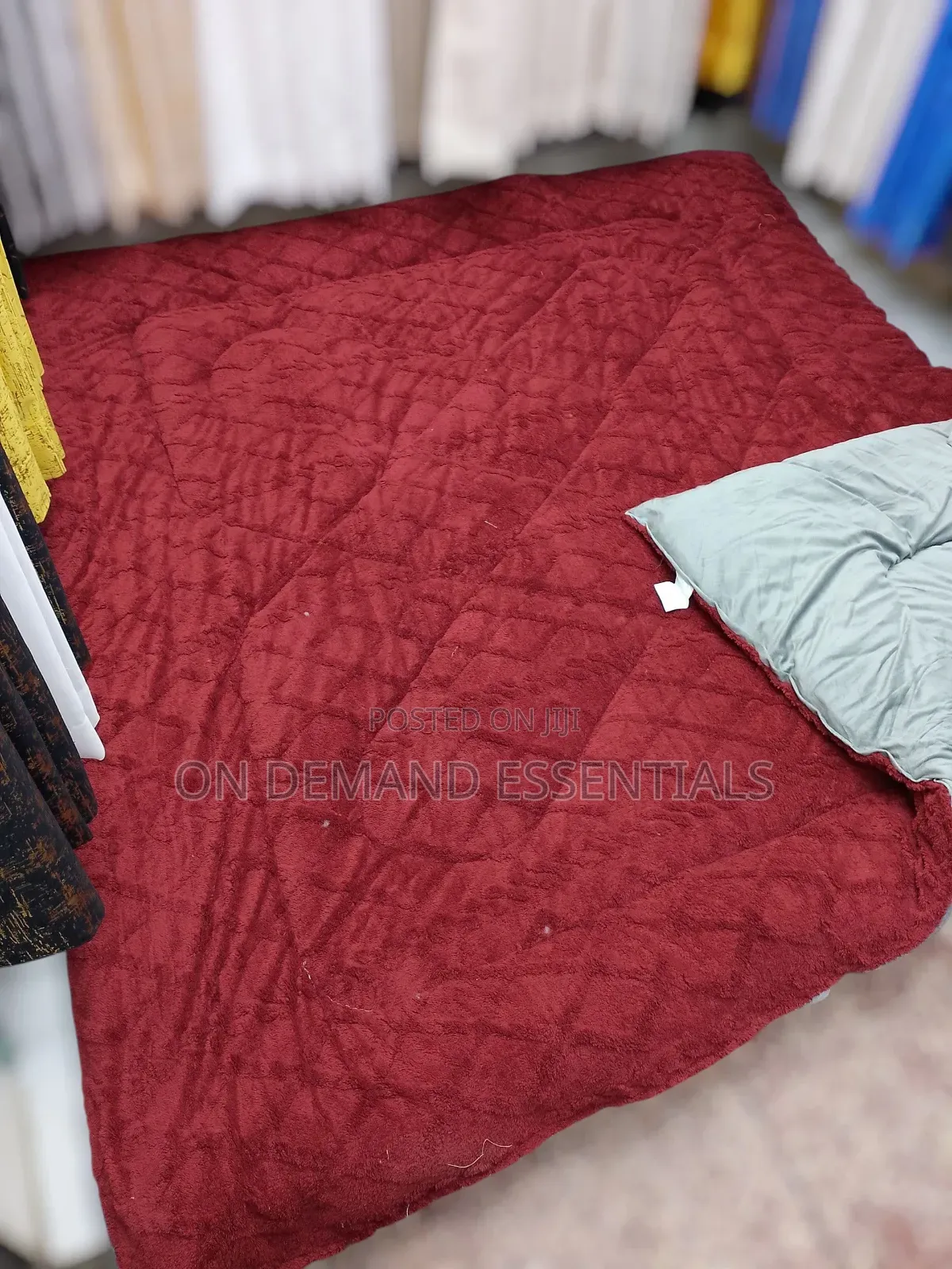 Shepherd Woolen DuvetSize 6x6/6x7
1bedsheet 
2pillowcases