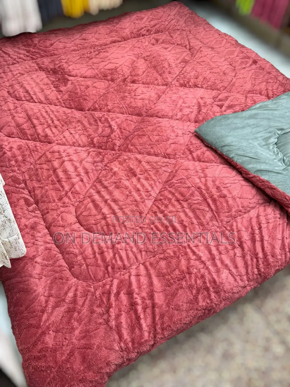 Shepherd Woolen DuvetSize 6x6/6x7
1bedsheet 
2pillowcases